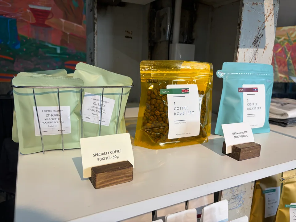 Quầy bar bê tông và máy espresso tại S Coffee Roastery, Đà Lạt