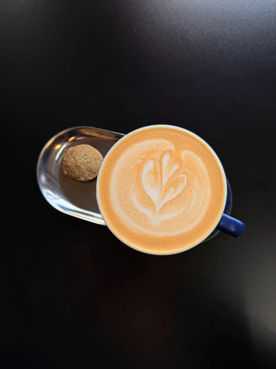 Chi tiết cốc espresso đặt trên đĩa sứ trắng